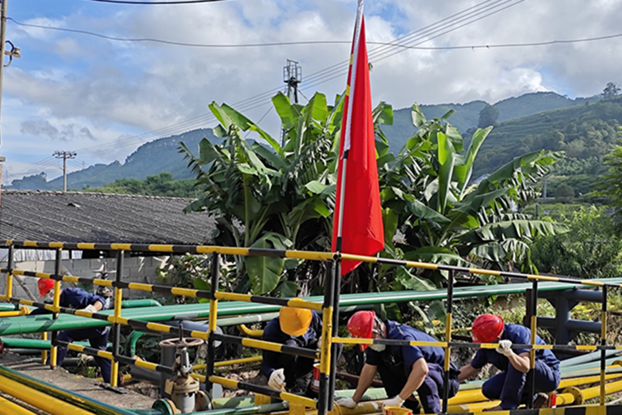 除銹刷漆 防護管道——普洱制鹽突擊隊在行動